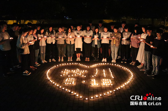 【cri看福建 图文】【滚动新闻】（显示标题：闽江学院学子：把众志成城的中国力量延续下去）闽江学院学子纪念汶川地震十周年：把众志成城的中国力量延续下去