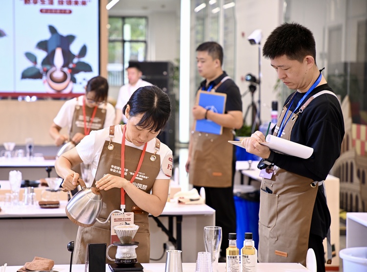 家门口的世界丨不产咖啡豆 这座小城为何被誉为“国际咖啡产业之都”？