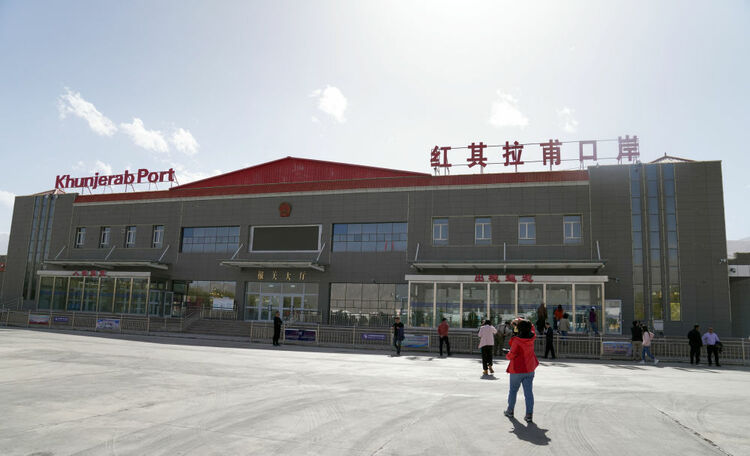 红其拉甫口岸：向西开放“最高”桥头堡
