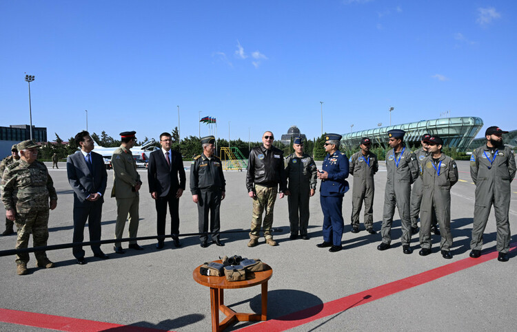 阿塞拜疆空军接收“雷电”战机   阿总统亲乘点赞