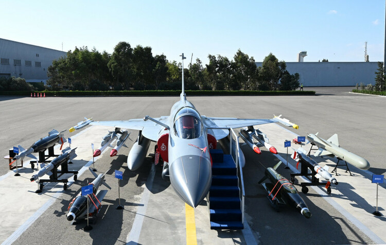 阿塞拜疆空军接收“雷电”战机   阿总统亲乘点赞