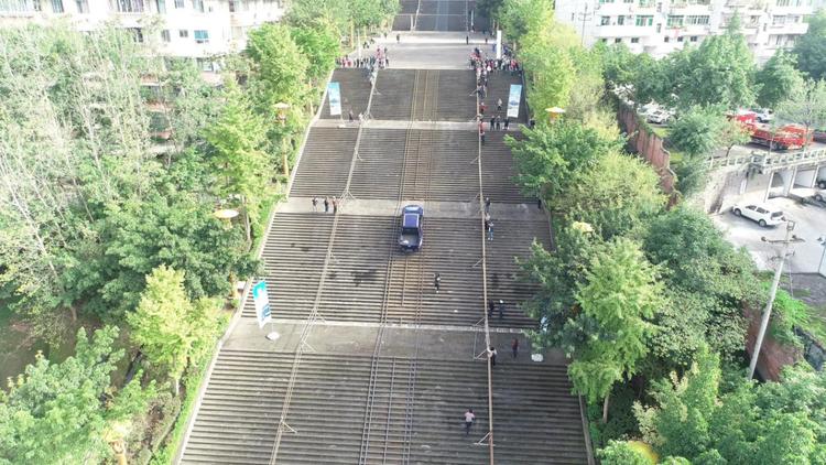 汽车频道【供稿】【咨询】链合全球技术 卓越性能表现 长安凯程F70斩获双料上海大世界基尼斯记录
