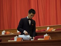 服务员在大会前做准备工作