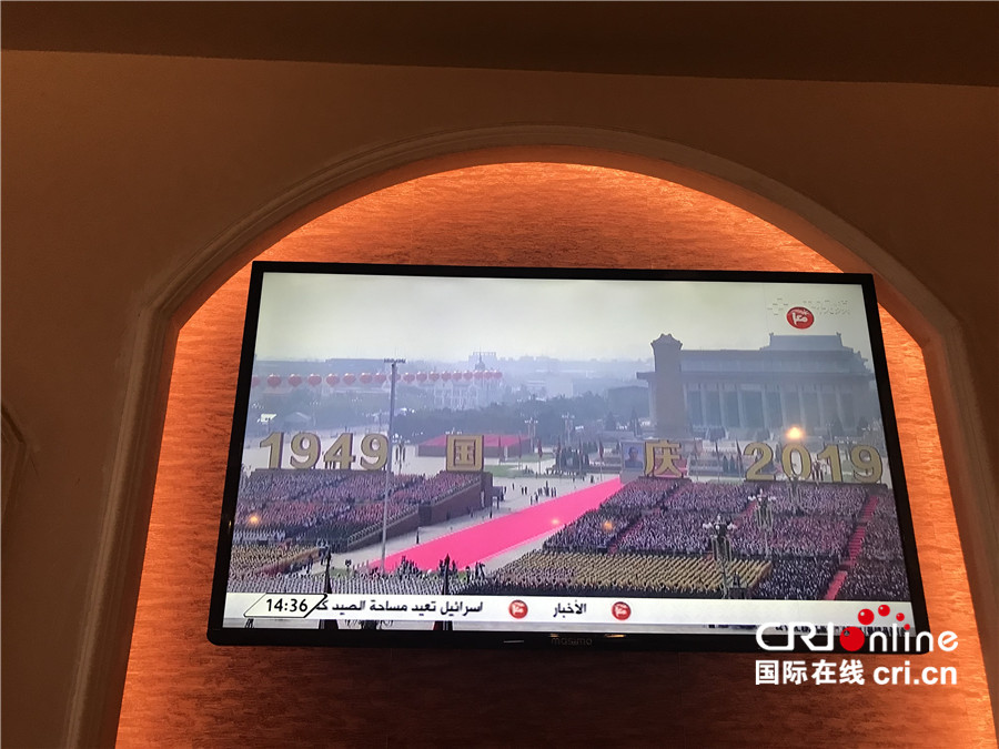 图片默认标题_fororder_4.伯利恒一家餐厅的电视机在播放阿语版电影《大阅兵﹒2019》。（摄影孙伶俐）.JPG