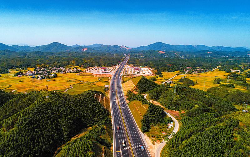 南钦防改扩建工程昨日交工验收，道路全面升级 双向八车道通车 市民去钦防更畅快