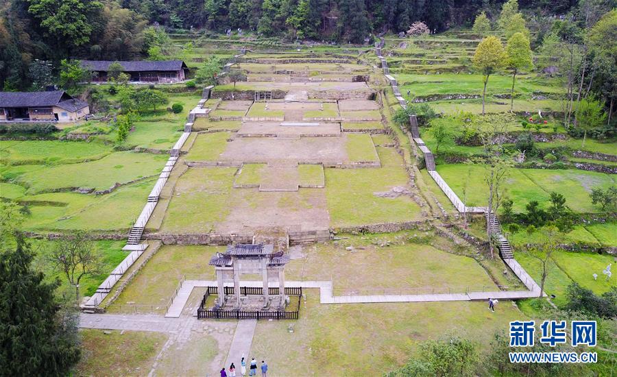 走进唐崖土司城遗址