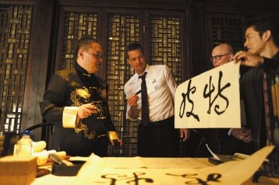 布拉德皮特来华宣传新片 玩直播送飞吻写汉字放电