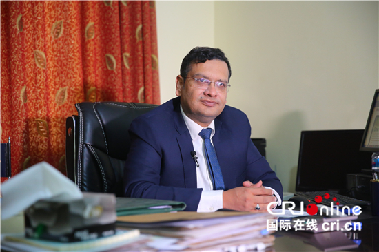 图片默认标题_fororder_图七 苏斯特干港海关副关长哈勒敦·伍哈克接受记者采访