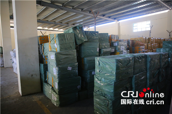 图片默认标题_fororder_图六 苏斯特干港仓库里存放的大部分是从中国来的产品 刘畅摄