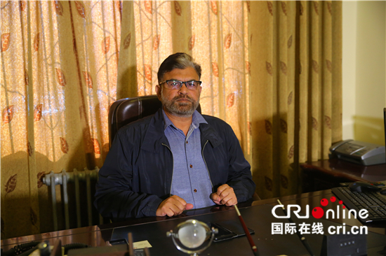 图片默认标题_fororder_图八 苏斯特干港货运高级经理巴沙拉特·汗在接受记者采访 刘畅摄