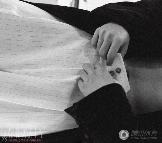 高清：董力拍大片变魅惑男 赤膊上阵胸肌抢镜