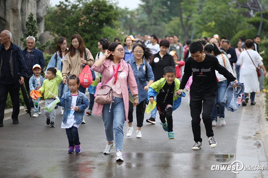 【三秦大地 西安＋移动列表】2018万人亲子健步走大型公益系列活动在西安新植物园举行