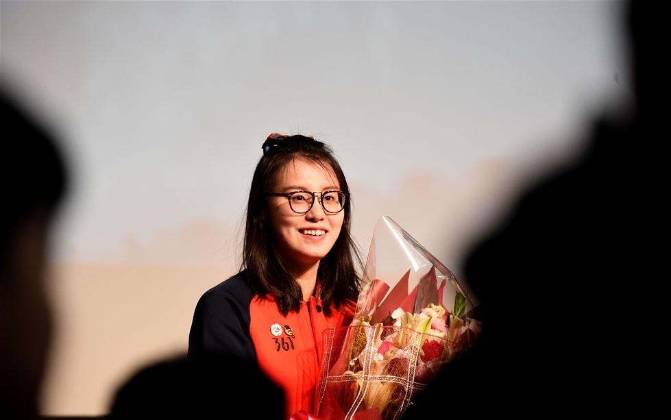 傅园慧与师生畅谈泳池梦想