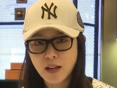 组图：林丹出轨女主开发布会道歉 抽泣承认错误
