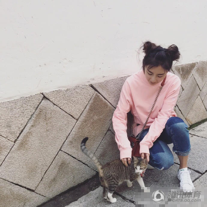 高清：何雯娜丫鬟发型抢镜 网友称想起了哪吒