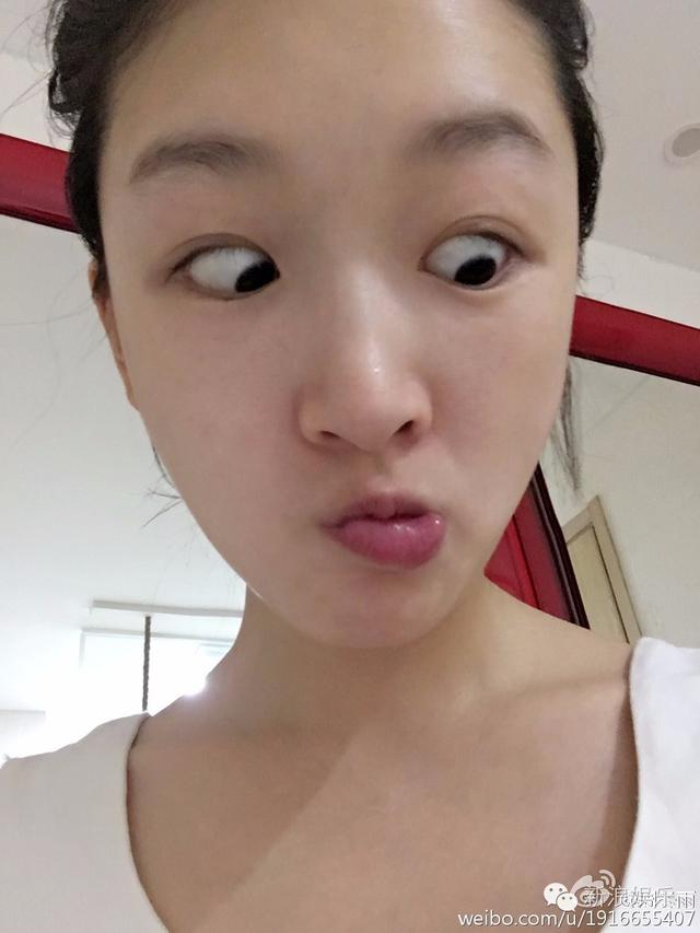 周冬雨嘟嘴抓头发！刘亦菲五官挤一起！好看的人才爱发丑照