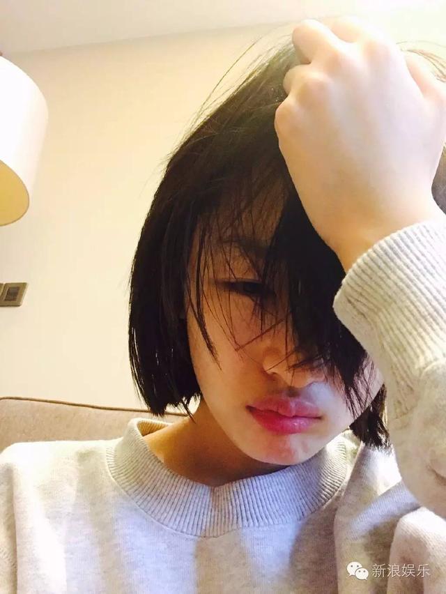 周冬雨嘟嘴抓头发！刘亦菲五官挤一起！好看的人才爱发丑照