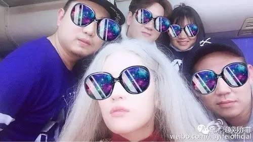 周冬雨嘟嘴抓头发！刘亦菲五官挤一起！好看的人才爱发丑照