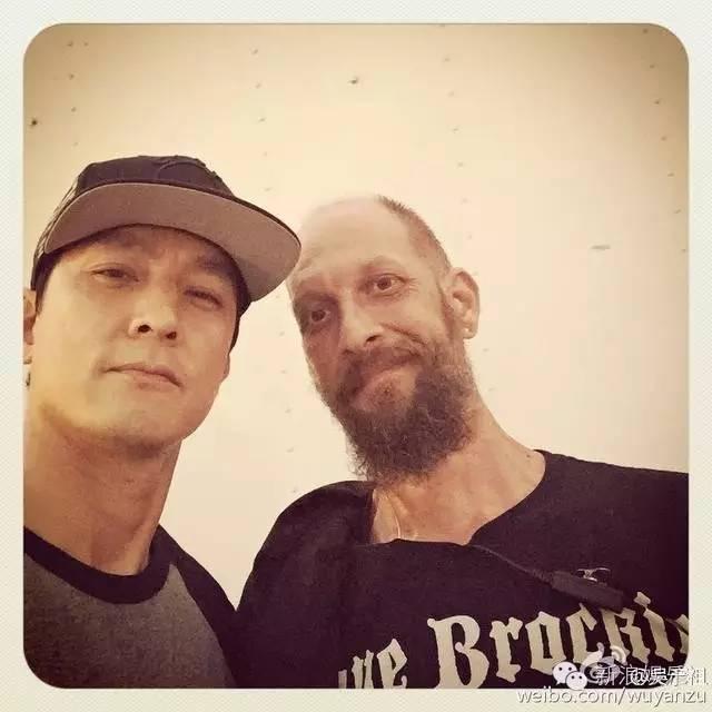 周冬雨嘟嘴抓头发！刘亦菲五官挤一起！好看的人才爱发丑照