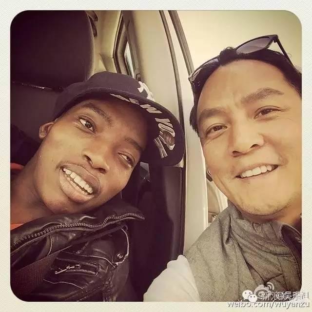 周冬雨嘟嘴抓头发！刘亦菲五官挤一起！好看的人才爱发丑照