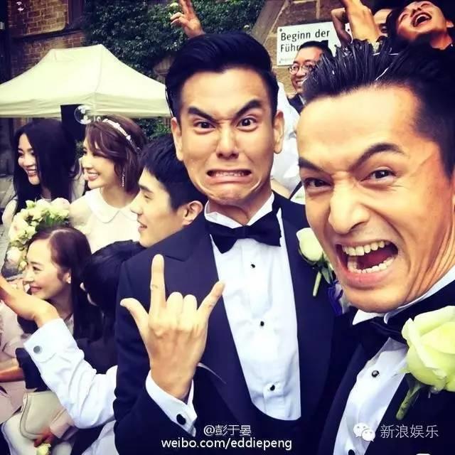 周冬雨嘟嘴抓头发！刘亦菲五官挤一起！好看的人才爱发丑照