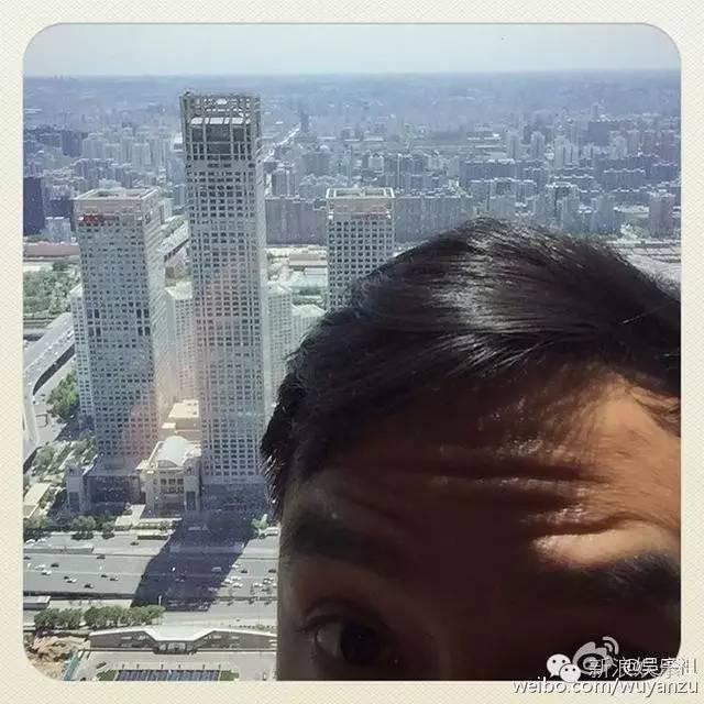 周冬雨嘟嘴抓头发！刘亦菲五官挤一起！好看的人才爱发丑照