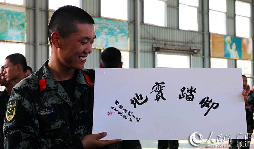 广西柳州：书法进军营慰问子弟兵 翰墨飘芳香传递鱼水情