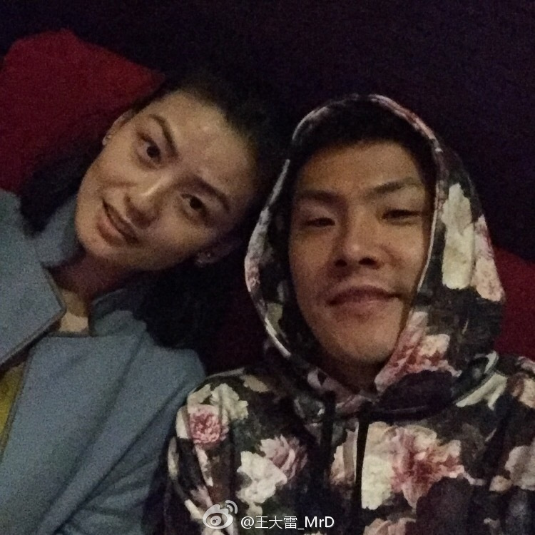 王大雷晒照纪念结婚五周年 与妻子甜蜜恩爱(图)
