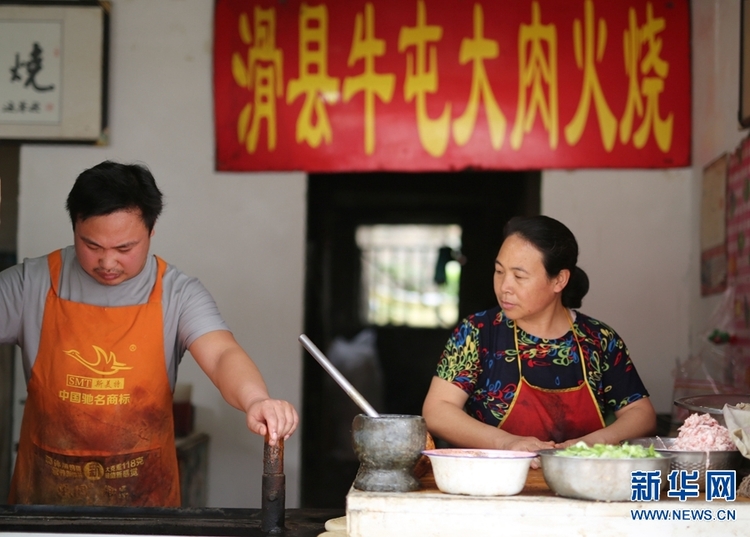 【焦点图-大图】【图说1】“牛屯大火烧”烤成记