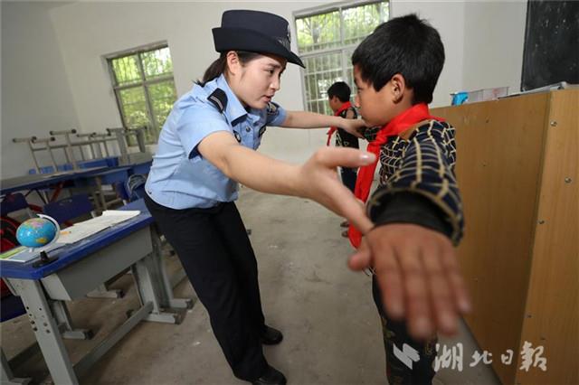 孝感这所小学仅有2名学生