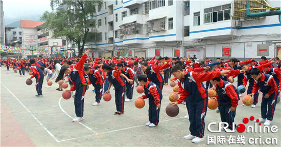 【区县联动】【石柱】重庆石柱县：马武小学千人共做篮球操