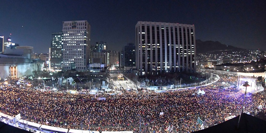 韩国民众烛光集会要求朴槿惠下台