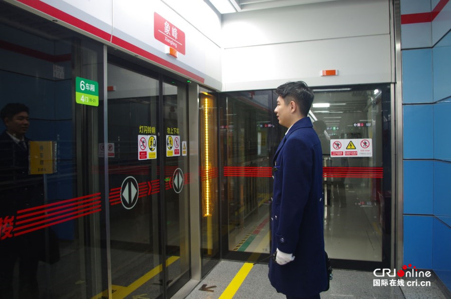 【cri看福建 列表】（显示标题：赵强的“轨道青春”：工号001的荣与责）地铁司机赵强的“轨道青春”：工号001的荣与责