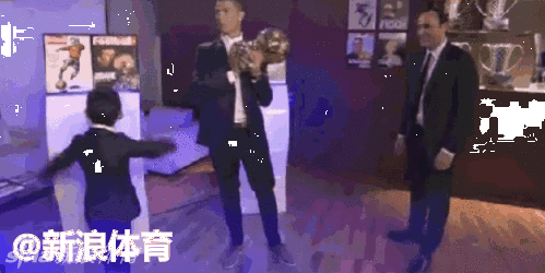 C罗开心领取金球奖