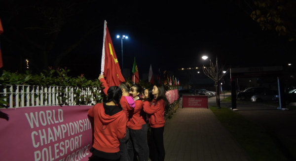 为中国钢管舞国家队点赞！“没有国旗，我们退赛！”
