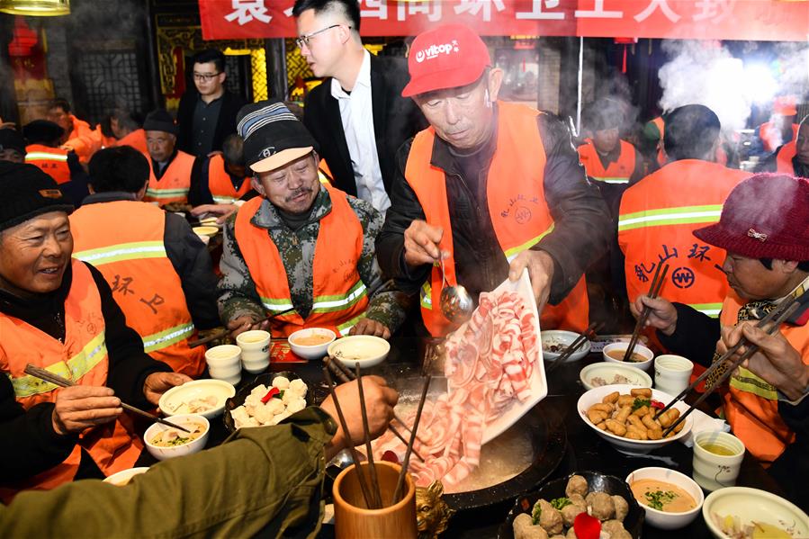 山东乳山“爱心火锅”温暖环卫工