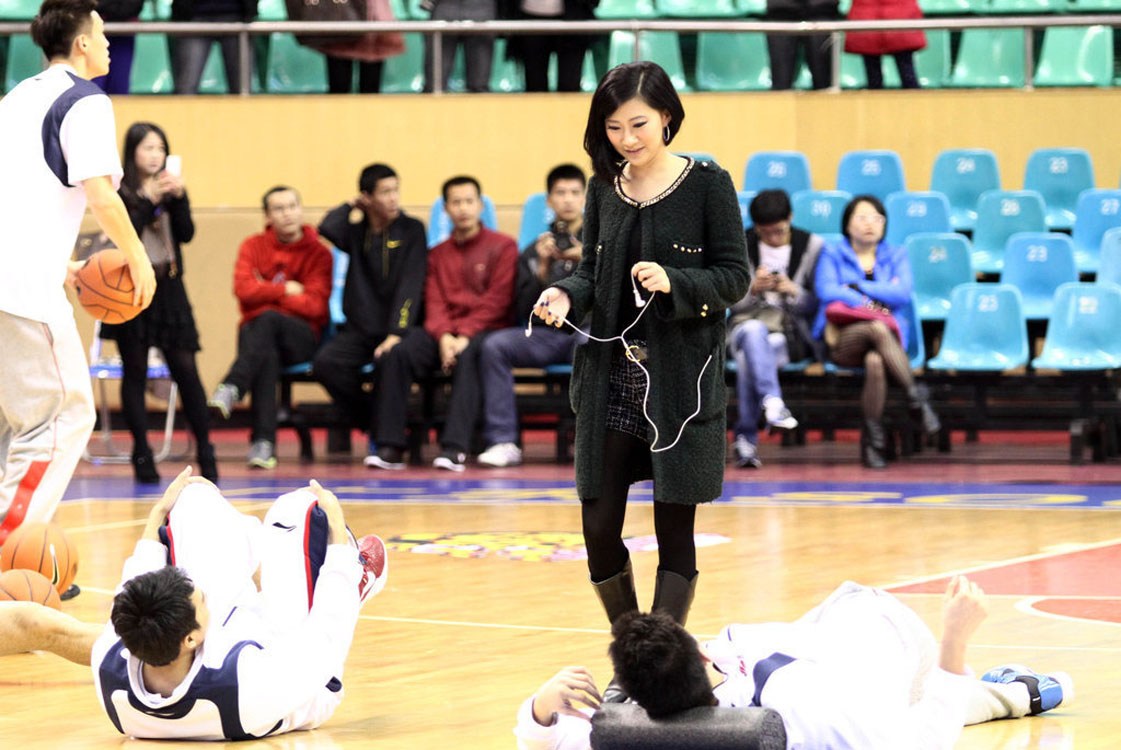 CBA美记:郜林妻子领衔 京媒撞胸裁判闹赛场