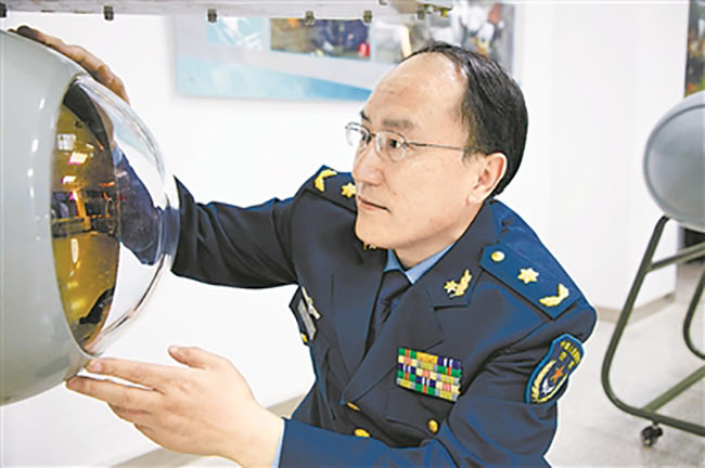 黄长强：紧盯未来战场 为战鹰锻利剑