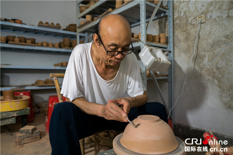 【八闽谈艺录 列表】【cri看福建 主推】（显示标题：黄美金父子：老艺人与新工匠演绎时代新传承）建盏传承人黄美金父子：老艺人与新工匠演绎时代新传承