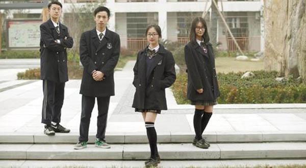 浙江一中学校服由学生设计 400套方案选定英伦风