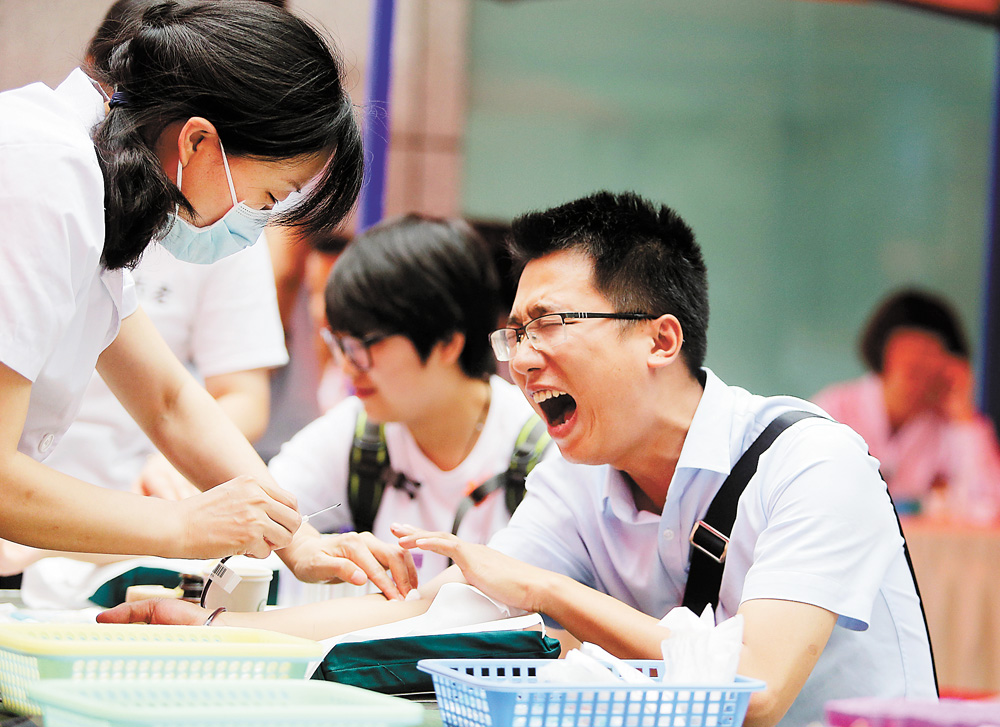 【焦点图】痛并快乐的献血者
