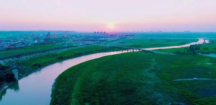 泾河新城：水岸花海间