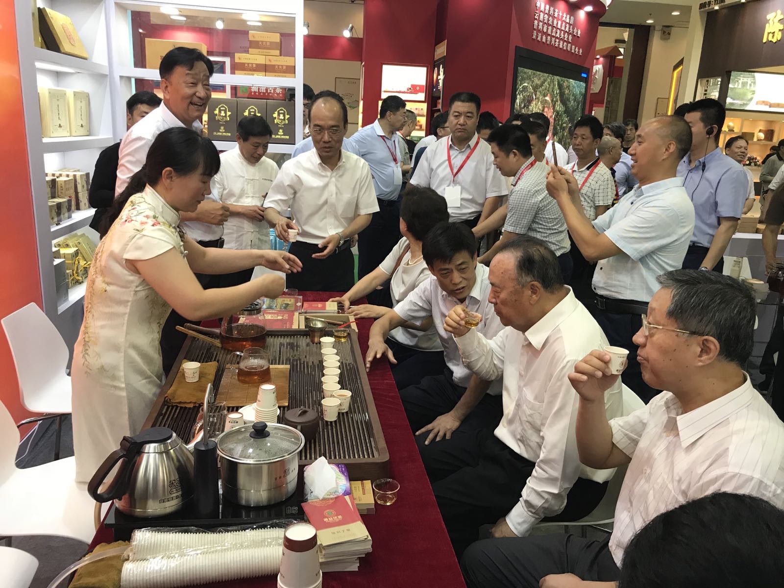 除了茶叶展示，还有高雅的品茶、鉴茶环节_fororder_品茶