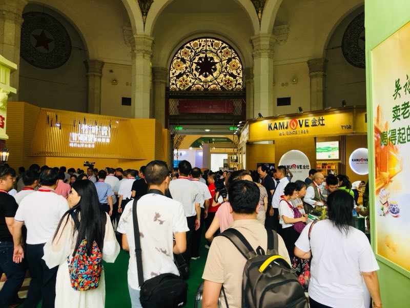 展会现场内容丰富多彩，吸引了大批茶艺爱好者_fororder_爱好者