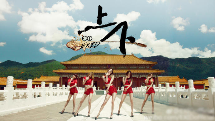 故宫前穿齐臀短裙热舞，韩女团中国风辣眼睛