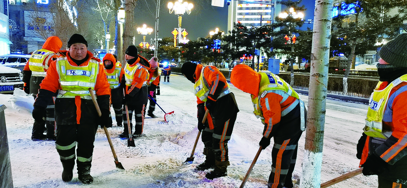 长春市环卫系统迎战冰雪考验