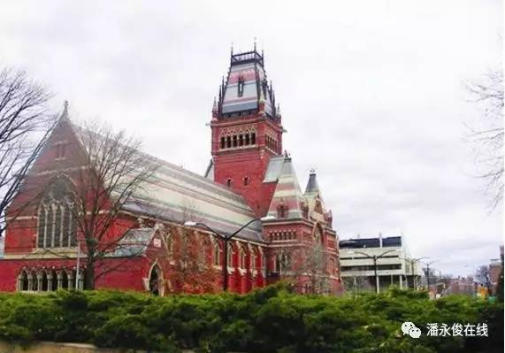 哈佛大学校门上挂猪头，寓意“蠢才”也能变“精英”？