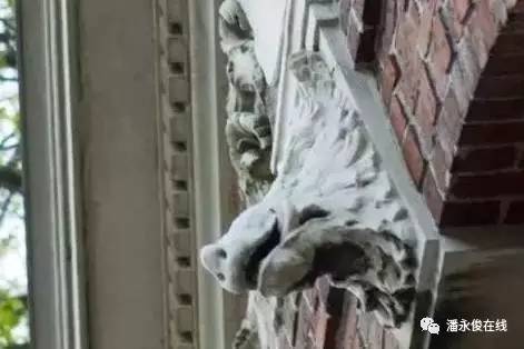 哈佛大学校门上挂猪头，寓意“蠢才”也能变“精英”？