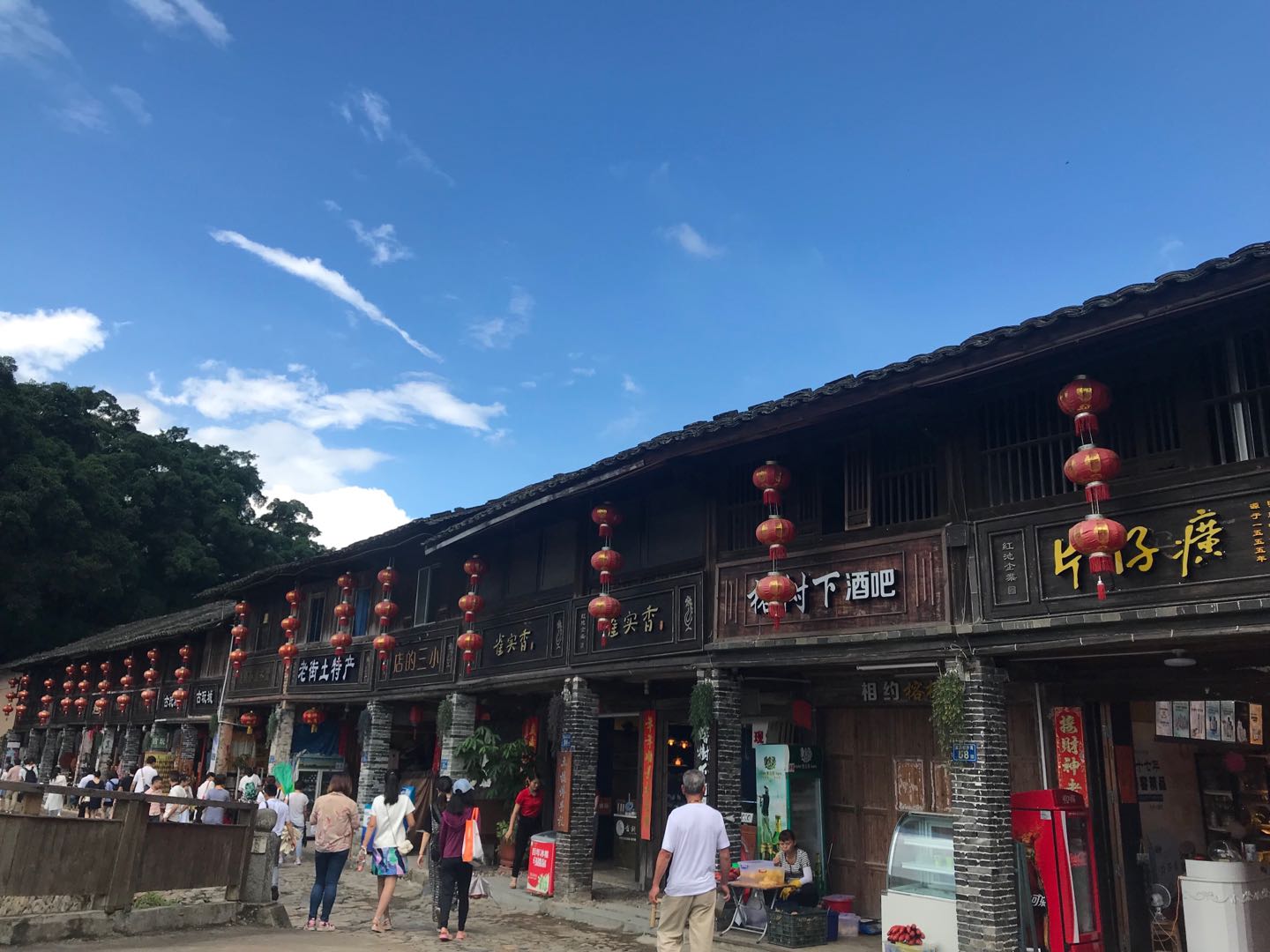 图片默认标题_fororder_大批青年返乡建宾馆、开饭店、卖特产等进行创业，从农民变成商人。