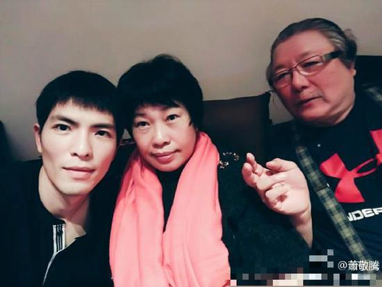 萧敬腾为妈妈庆生 全家合影场面温馨